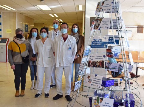 L'equip del comitè Nursing Now es va encarregar de la decoració dels accessos principals