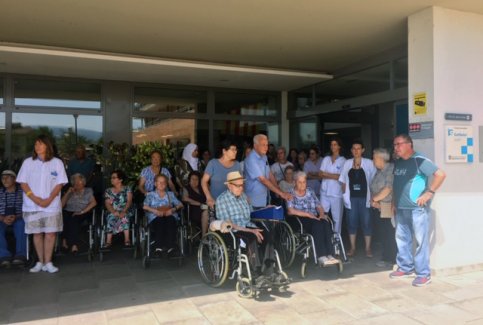 Minut de silenci a l'Hospital Sant Jaume de Manlleu