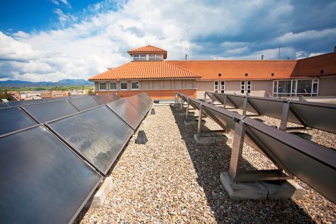 Instal·lació actual de plaques d'energia solar tèrmica a l'Hospital Sant Jaume de Manlleu