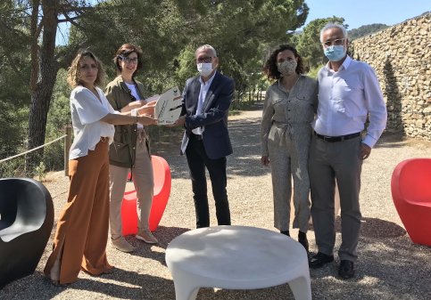 La presidenta del Club EMAS, Marta Escamilla, fa entrega del premi al director de Serveis del CHV, Jaume Castellano