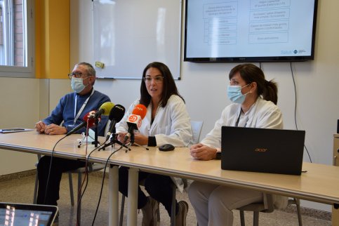 Jaume Castellano, director de Serveis i SAS, Marta Expósito, cap del Servei d'Urgències, i Visi García-Mota, cap de la Unitat d'Urgències, durant la presentació pública del projecte